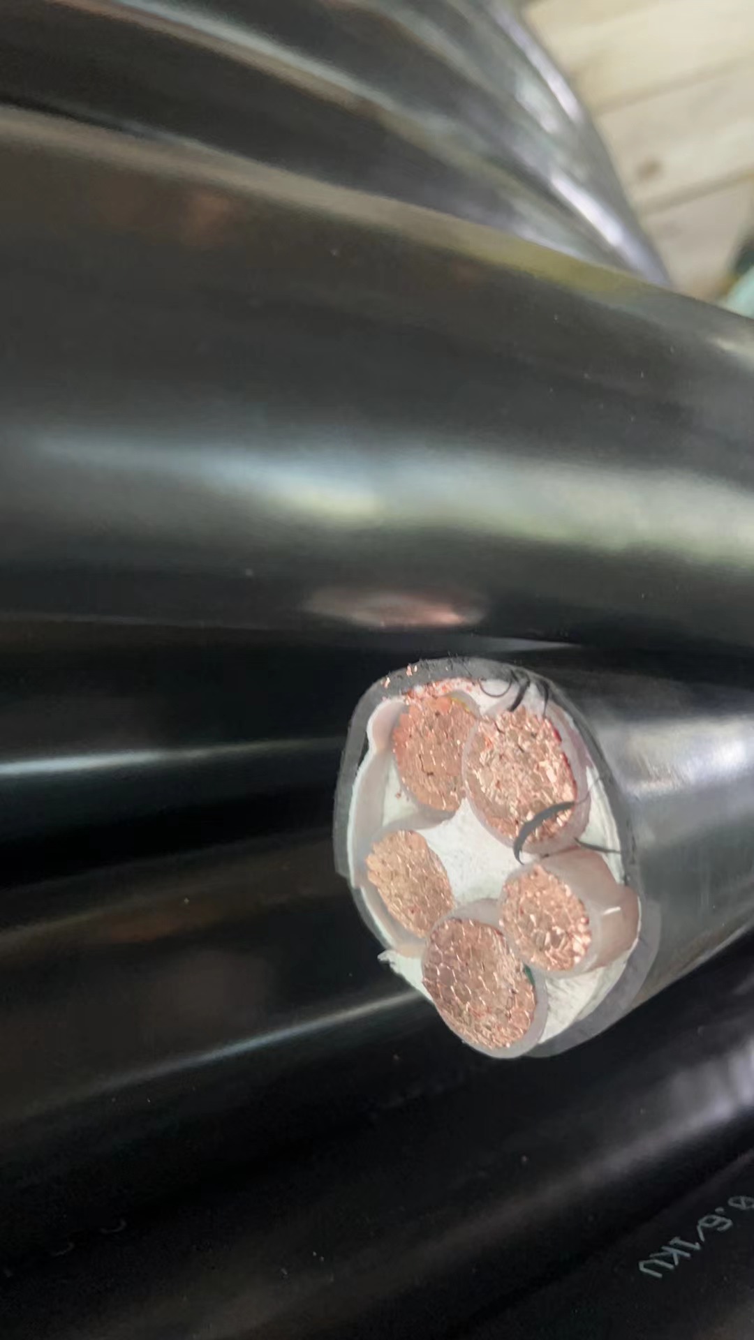 低煙無鹵電纜用到地下室會跳閘？該怎么處理？